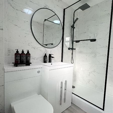 Stunning Apartment In Beckton With Private Entrance London Eksteriør bilde
