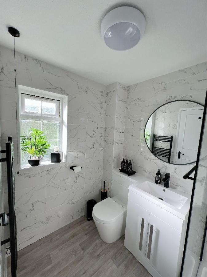 Stunning Apartment In Beckton With Private Entrance London Eksteriør bilde