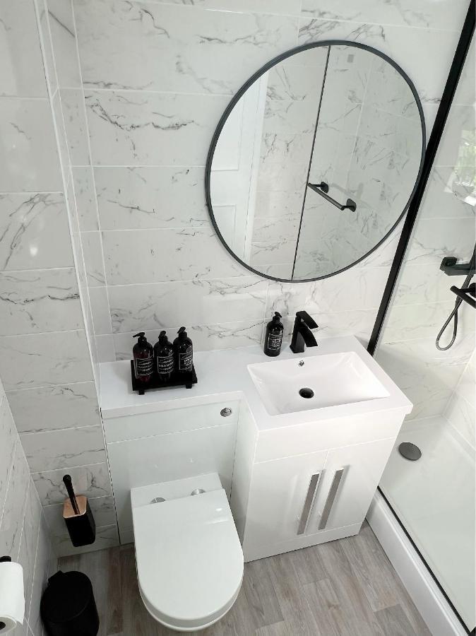 Stunning Apartment In Beckton With Private Entrance London Eksteriør bilde